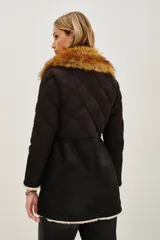 Campera negra de diseño híbrido con cuerpo acolchado en forma de rombos y mangas de textura lisa. Presenta un cuello de piel sintética desmontable en tono marrón y detalles de corderito en los puños y el ruedo. Incluye cierre frontal y cordones ajustables en la cintura.
