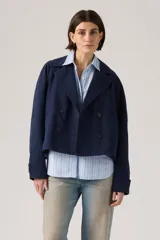 Campera tipo trench corta de corte amplio, color azul marino, con diseño de doble botonadura y cuello con solapas.