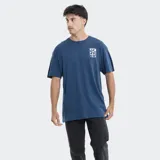 Remera de corte oversize color azul, con cuello redondo y manga corta. Presenta un pequeño estampado gráfico en el pecho con el logo de la marca Reef.