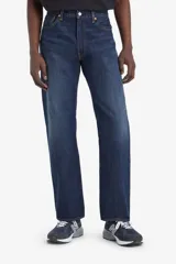 Jean de corte relajado y pierna recta, confeccionado en denim de algodón sin elasticidad. Presenta un diseño clásico de cinco bolsillos, tiro medio y cierre de bragueta con botón.