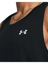 Musculosa deportiva Under Armour de corte sin mangas, color negro, con logo de la marca en contraste sobre el pecho. Confeccionada en tejido técnico ligero, transpirable y de secado rápido con tecnología anti-olor.