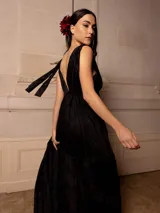 Vestido largo color marrón con bordados florales a tono, escote en V y corte imperio. Tiene falda amplia con volados y breteles finos.