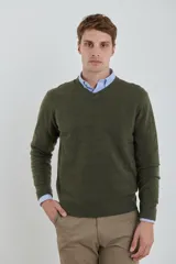 Sweater amarillo de tejido suave tipo cashmere, con escote en V.