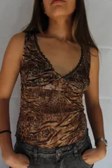 Top ajustado con estampado animal print y escote en V con borde de encaje negro.