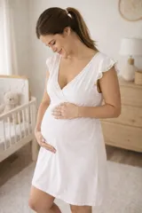 Camisón maternal de algodón con diseño cruzado, ideal para lactancia. Presenta escote en V con delicados detalles de puntilla elástica en los bordes y en las mangas cortas con volados.