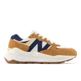 Championes urbanos New Balance modelo 5740, color marrón, blanco y azul, confeccionados en gamuza y malla, con logo "N" característico en los laterales y entresuela ENCAP.