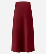 Pollera midi de corte evasé confeccionada en tejido satinado de poliéster. Presenta un diseño liso con acabado brillante, cintura estructurada y caída fluida.