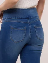 Bermuda de jean color blanco con calce ajustado, confeccionada en denim suave con pretina ancha elastizada sin cierres, bolsillos funcionales y ruedo con vuelta.