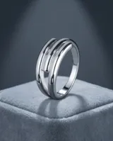 Anillo de plata 925 compuesto por tres bandas paralelas unidas, con un diseño moderno y minimalista.