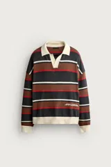 Polo de punto de algodón de ajuste relaxed, con diseño de rayas horizontales en tonos marrón, negro, rojo y blanco, cuello solapa de color crudo con abertura frontal, y manga larga con detalles en rib.
