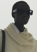Lentes de sol Nimes con montura rectangular de policarbonato negro y detalles metálicos de cobre.