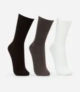 Kit de tres pares de medias de caña alta con textura acanalada, confeccionadas en tejido de algodón suave y elástico.
