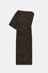 Vestido midi de corte asimétrico con escote barco, una manga corta y un hombro descubierto. Presenta un diseño drapeado en el lateral y estampado de lunares dorados sobre fondo negro.