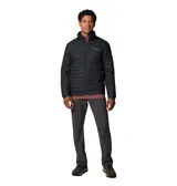 Campera puffer ligera de hombre, color negro, con cierre frontal completo, cuello alto y bolsillos laterales con cierre. Presenta diseño acolchado horizontal y logo de la marca bordado en el pecho.