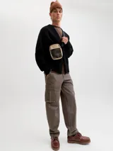 Pantalón cargo color marrón grisáceo, de corte recto, con bolsillos laterales con solapa y costuras decorativas en contraste de color blanco.