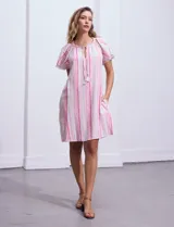 Vestido corto de lino a rayas verticales rosas y blancas, con cuello fruncido, escote en V con lazo de ajuste y mangas cortas con puntilla de crochet.