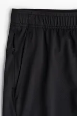 Short deportivo negro de corte estándar, confeccionado en tejido funcional DryMove™ que absorbe el sudor. Presenta cintura elástica con cordón de ajuste, bolsillos al bies, un bolsillo lateral con cierre y aberturas cortas en el bajo.