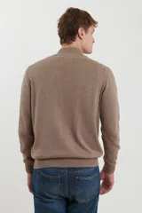 Sweater azul con cuello alto abotonado y dos bolsillos frontales con botón.