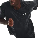 Remera de running Under Armour para hombre, color negro con diseño geométrico en relieve y logo de la marca en el pecho.