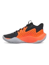 Championes de básquetbol Under Armour modelo Jet 23, con diseño de corte medio en colores negro, naranja y gris. Presentan una parte superior de materiales mixtos para mayor durabilidad y soporte, entresuela Micro G® de longitud completa para amortiguación y suela de goma con patrón de tracción anatómico.