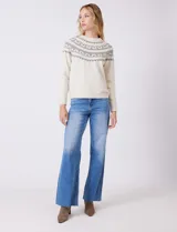 Buzo tejido color blanco con diseño jacquard gris en el canesú, adornado con perlas y cristales de strass. Tiene cuello redondo, mangas ranglan y terminaciones acanaladas en puños y ruedo.