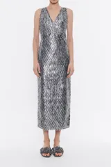 Vestido midi de fiesta plateado con escote en V, sin mangas y espalda descubierta con tirantes cruzados.