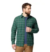 Camisa de franela a cuadros verdes, blancos y azul marino, de manga larga, con cuello clásico, cierre frontal de botones y un bolsillo en el pecho con botón.