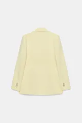 Blazer cruzado fucsia con cuello solapa, manga larga, bolsillos con solapa en el delantero y cierre frontal con botones forrados.