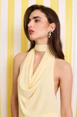 Top amarillo de microtul, con cuello halter y corte fluido en el pecho.