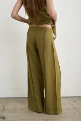 Pantalón sastrero de lino color verde militar, de corte recto y amplio con detalles de costuras en contraste.