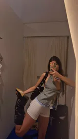 Short blanco de tiro medio con ajuste al cuerpo y textura sutil.