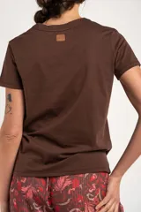 Remera de algodón peinado color marfil, de manga corta y corte al cuerpo, con escote en V ribeteado con hilo dorado.