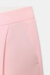 Bermuda de tiro alto de color rosado con pinzas delanteras y diseño cruzado en la cintura.