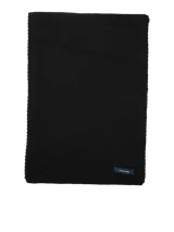Bufanda de punto color negro, con diseño liso y etiqueta pequeña de la marca en el extremo.
