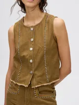 Chaleco de denim liviano con cierre frontal de botones metálicos, detalle de apliques metálicos verticales y ruedo con terminación desflecada.