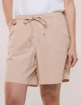 Short de algodón color celeste con sutiles rayas blancas, de silueta holgada, pierna recta y pretina fruncida con elástico y cordón de ajuste.