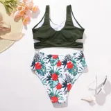 Top de bikini tipo crop top de color verde militar, con diseño deportivo y banda elástica en la base.