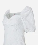 Vestido midi blanco de laise con mangas cortas abullonadas y escote corazón.