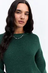 Sweater de tejido acanalado en color beige, con cuello redondo y diseño de calce relajado.