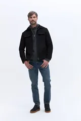 Campera de efecto gamuza con cierre frontal, cuello camisero y bolsillos frontales con solapa. Presenta un diseño estructurado y elegante.