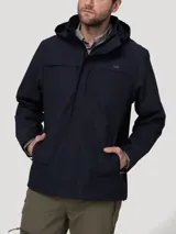 Campera cortaviento impermeable color azul navy de RKF, con capucha desmontable, cuello alto, cierre frontal oculto con solapa y bolsillos laterales.