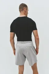 Short deportivo gris claro de tejido funcional con tecnología DryMove™, corte estándar, cintura elástica con cordón de ajuste negro, bolsillos laterales y aberturas en el bajo.