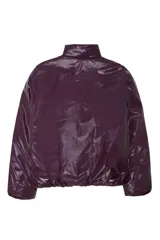 Campera acolchada de acabado brillante en color violeta oscuro, con cuello alto y cierre frontal con cremallera.