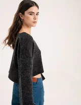 Saco tejido en mohair color gris oscuro, largo a la cintura con mangas oxford y botones marrones.