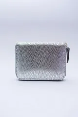 Billetera marrón tipo sobre con cierre de cremallera, confeccionada en cuero con textura tipo cocodrilo y forro textil rojo. Cuenta con múltiples ranuras para tarjetas, documentos y billetes.