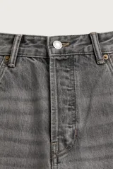 Jeans regular fit de mezclilla celeste con efecto lavado, corte recto y diseño clásico de cinco bolsillos. Cuenta con cierre frontal de botones.