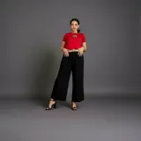 Pantalón palazzo de tiro alto con cintura elástica y cinto de rafia incluido. Presenta corte wide leg, diseño liso y dos bolsillos laterales.