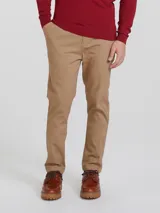 Pantalón tipo chino de corte slim, color beige, con cierre de botón y cremallera, y bolsillos laterales.
