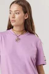 Collar con colgante dorado en forma de sol y tira de cuero sintético marrón.