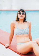 Top de bikini celeste de terciopelo, con breteles finos regulables y copas desmontables.